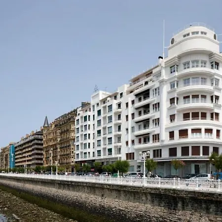 Deluxe Apt-views To Historic Maria Cristina